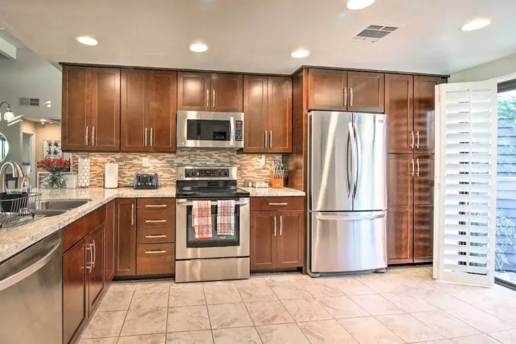 6 Mi to El Paseo: Gem w/ Pool Access!