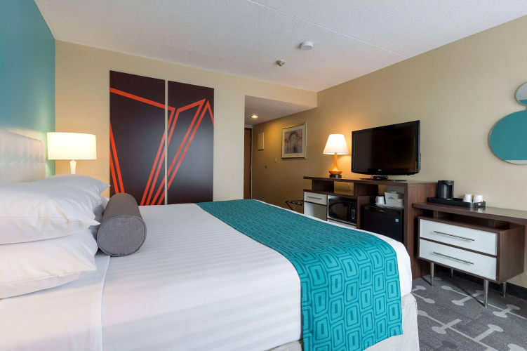 Howard Johnson Plaza by Wyndham by the Falls Niagara Falls