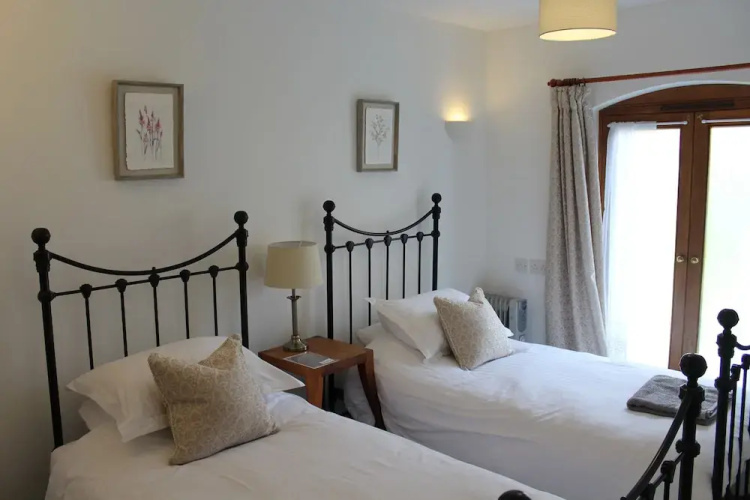 Holly Lodge