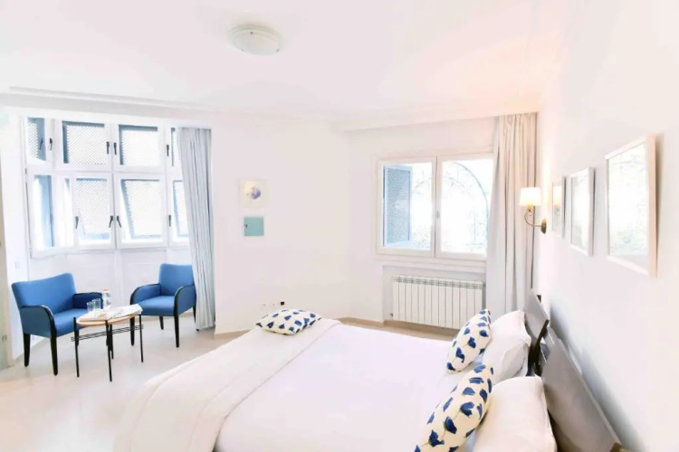 Flowers Apartment