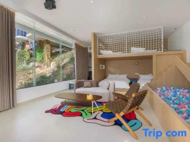 Standard Family room with courtyard view