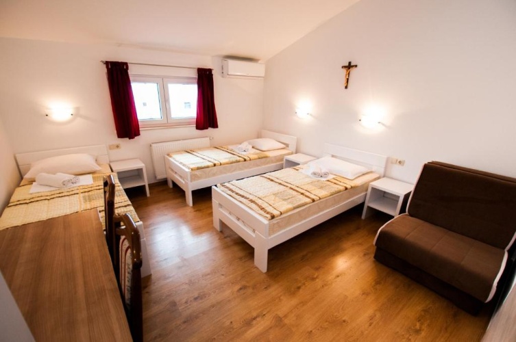 Standard Triple room