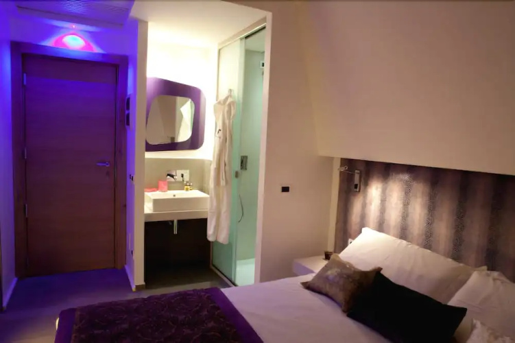Face to Face House - Guest House