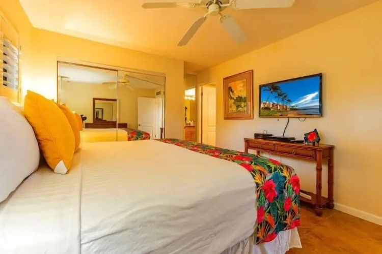Kihei Beach, #107 1 Bedroom Condo by RedAwning