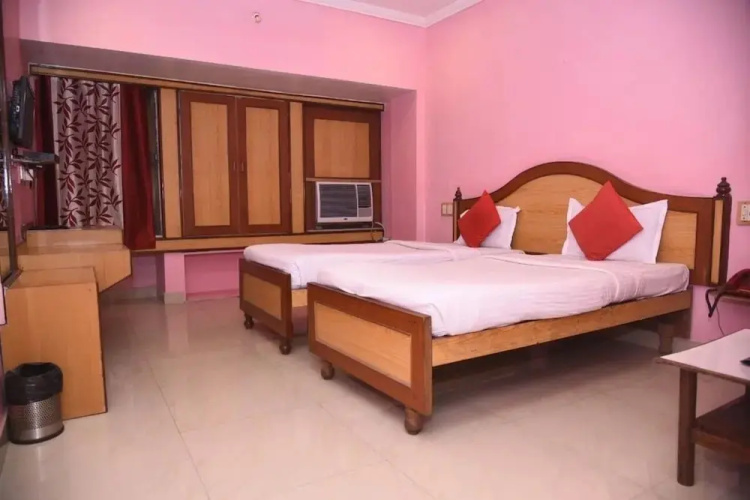 Goroomgo Sharda Regency Raipur