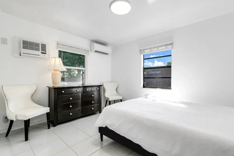 Bungalow With Large Backyard 5 min From Beach