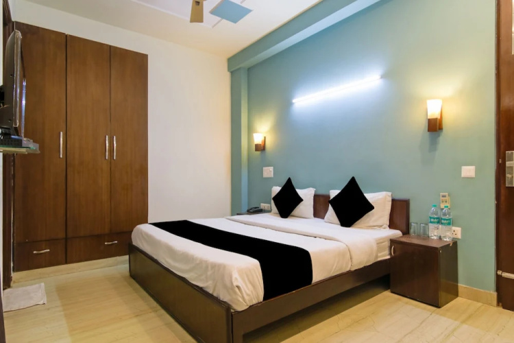FabHotel Mannat Residency Sec 52