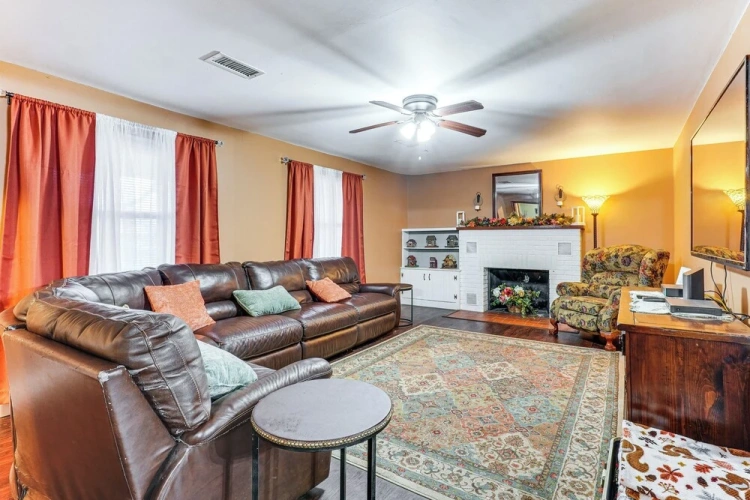 4 Bedrooms Cottage