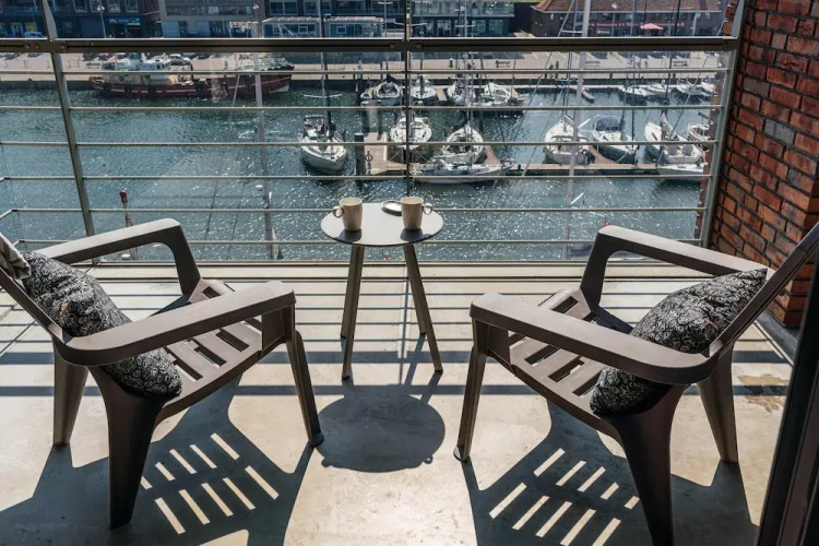 Harbor Breeze: Modern Stay