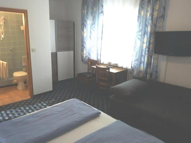 Standard Triple room