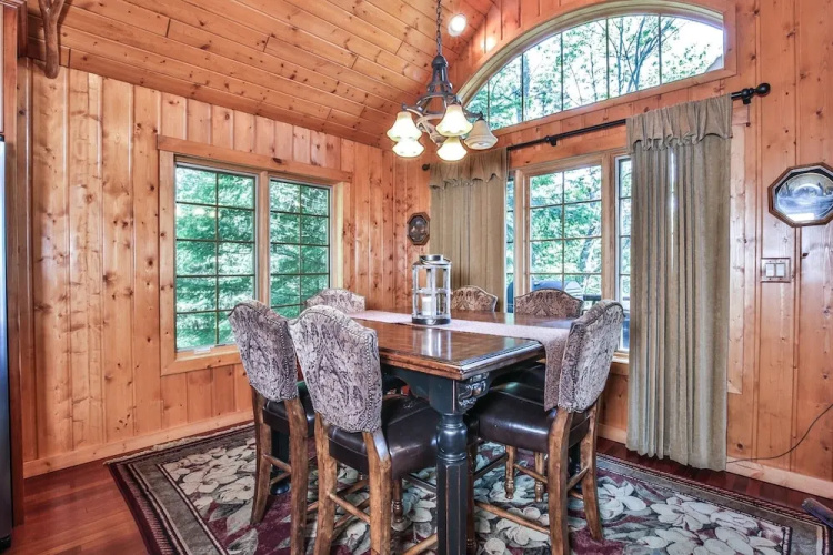 The Log Lodge - 4 Br Home