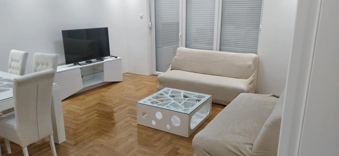 Leo Apartment