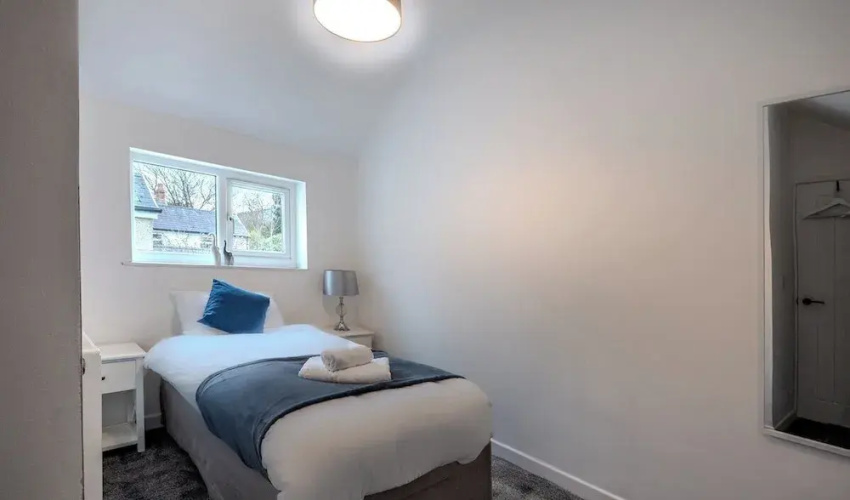 Stadium View 5-bed Retreat + Parking