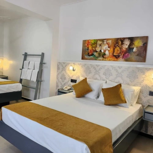 Deluxe Triple room with courtyard view
