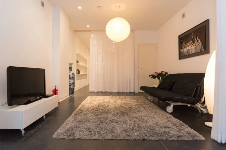White Room Apartment