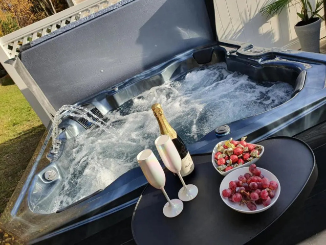 moonflower lodge Hot Tub