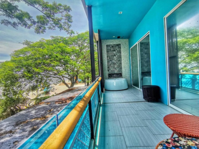 Apartment with balcony and with sea view