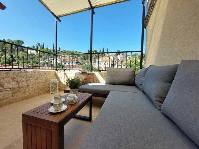 3 Bedrooms Cottage with balcony