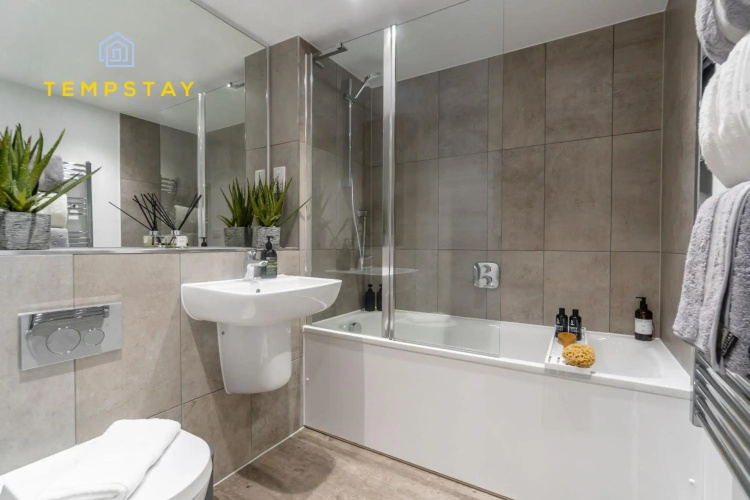 High Spec Modern Apartment Prime Location! Parking