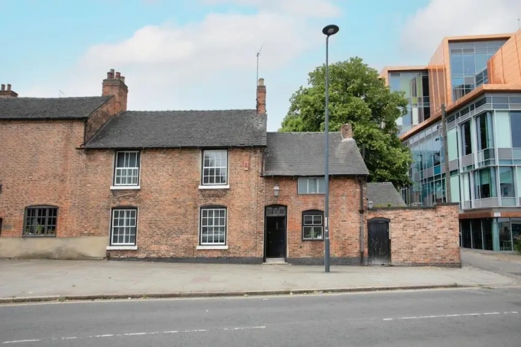 4 Bedrooms Cottage