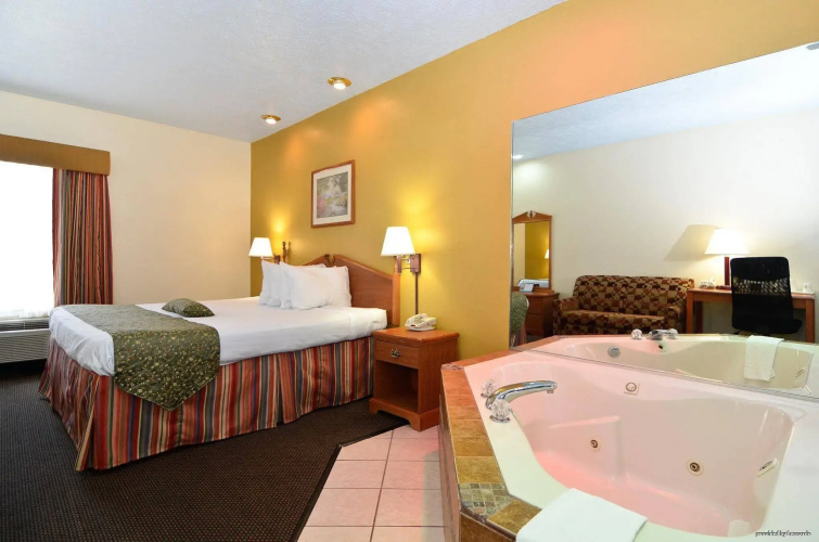 Red Roof Inn & Suites Clinton, MS