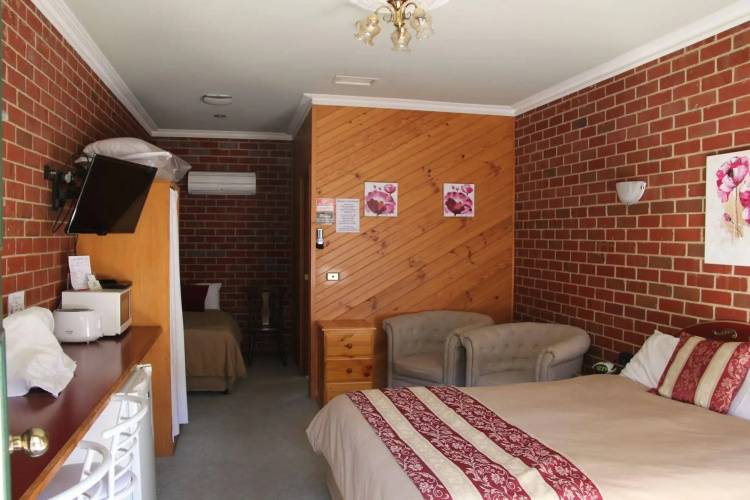 The Elms Motor Inn