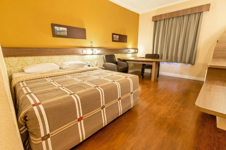 dec 10 hotel