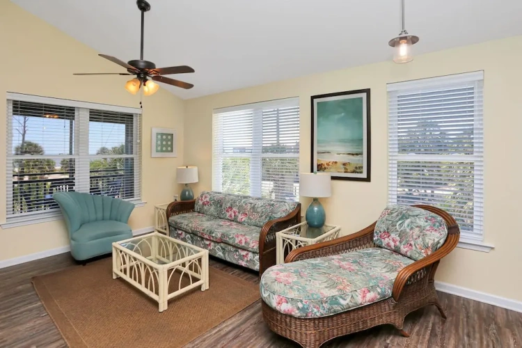 Cottage with balcony and beachfront