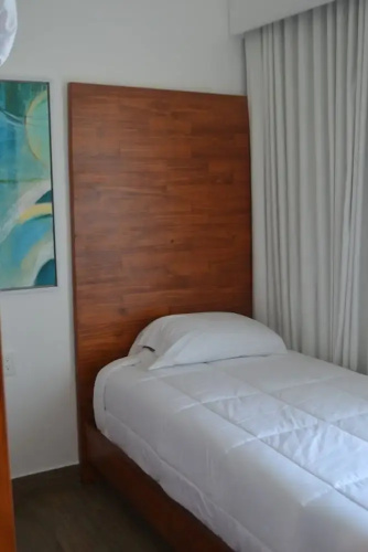 7 Guests 2 BR Private Jacuzzi Shared Pool
