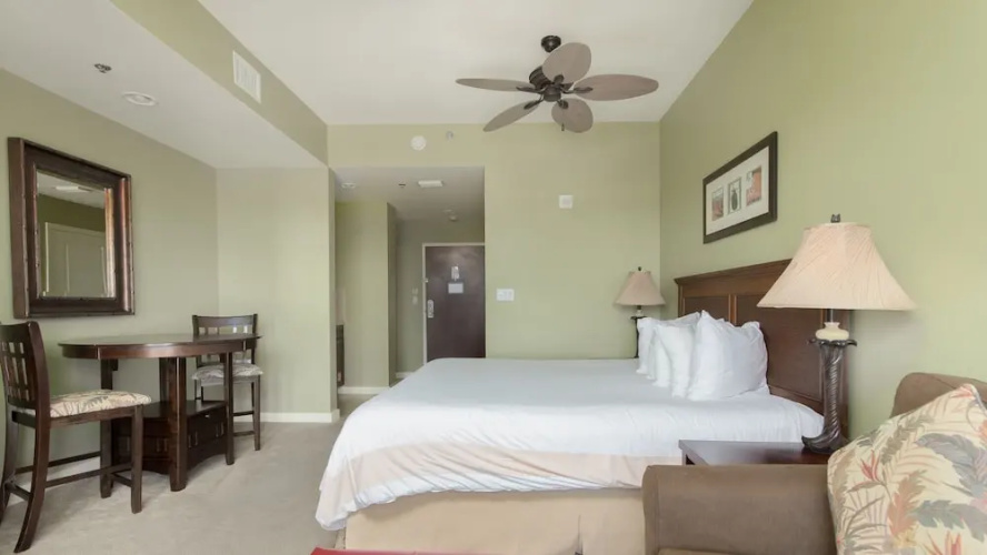 9th-floor Studio W/ Lagoon Pool Studio Bedroom Condo