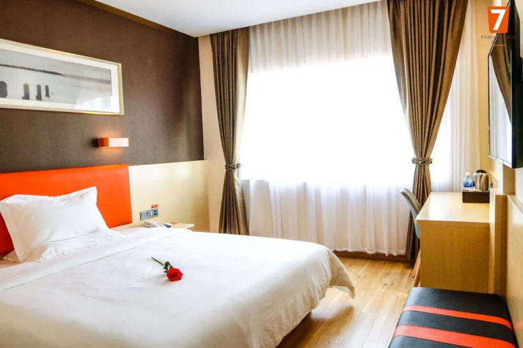7 Days Premium Hotel