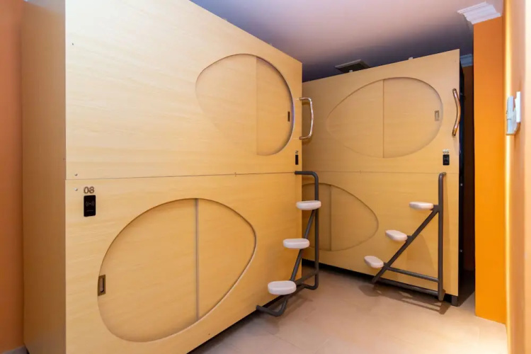 Momostay Capsule Hotel