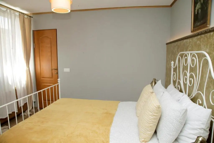 Vintage Apartment - Central 2BDR