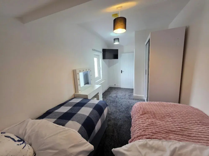 5 Beds, 7 Guests, Private Garden, Free Parking