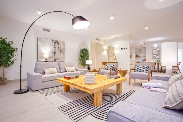 5 Bedrooms Apartment