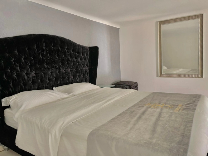 ANDRASSY 6 JACUZZI Suites