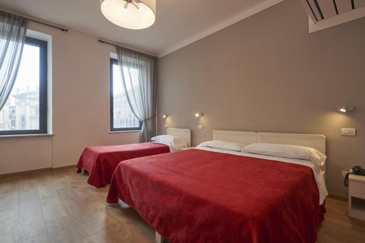 Standard Triple room with city view