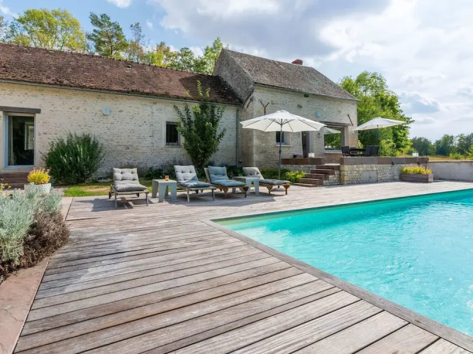 Charming Holiday Home in Yevre-la-Ville with Pool