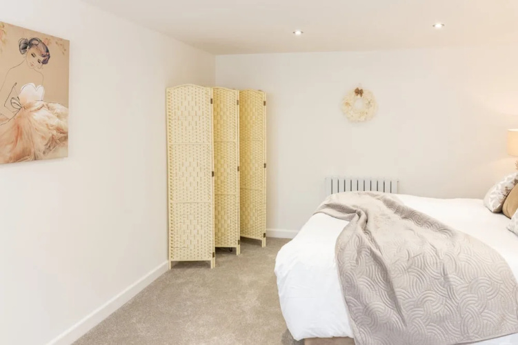 Host Stay Eccles Hideaway
