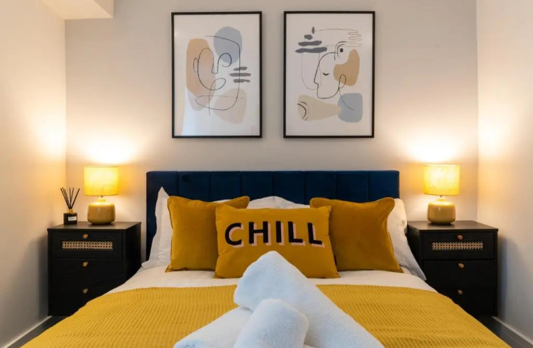 Stylish 2 bed town centre apartment with parking