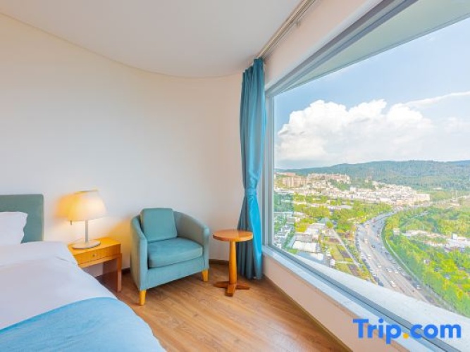 1 Bedroom Family Suite with lake view