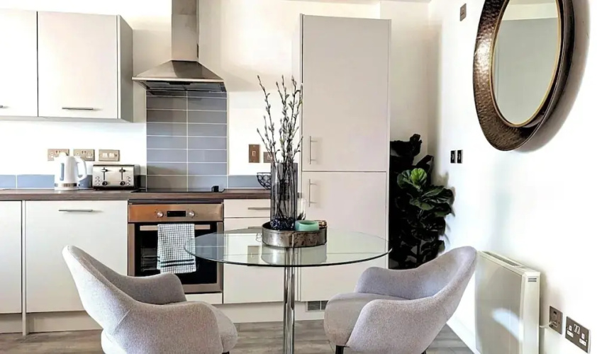 Modern 1 Bed Apt - 15 Mins to Solihull Centre