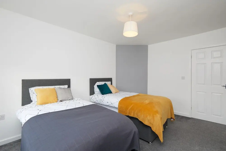 2 Bed Derby House- Parking - Rolls Royce
