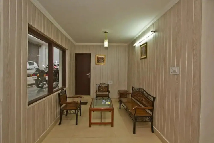 Goroomgo Charan Residency Manali