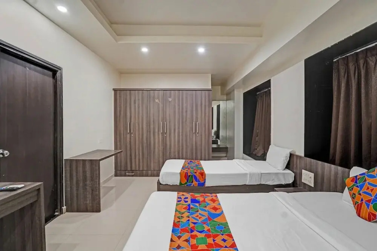 Fabhotel Royal Inn I