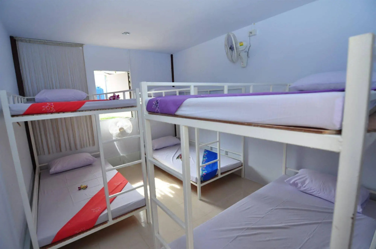 Blanco Dorm Room & Restaurant