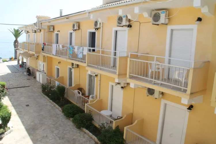 Standard Triple room with partial sea view