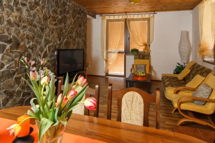3 Bedrooms Apartment
