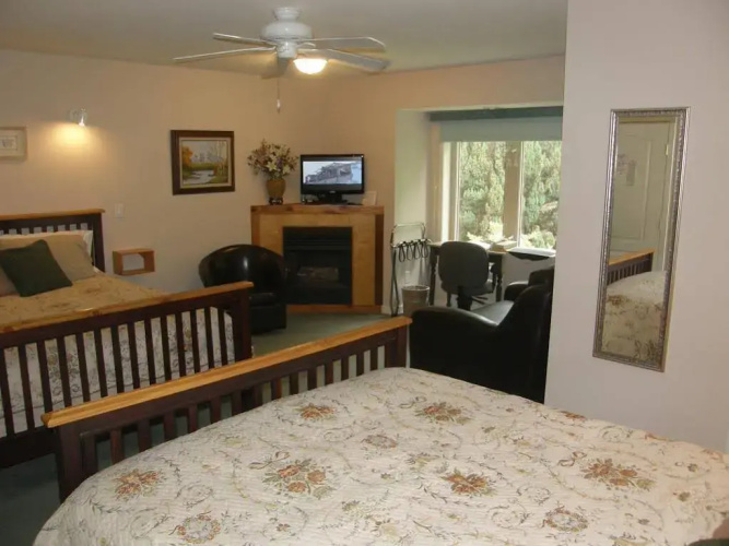 Cedar Wood Lodge B&B