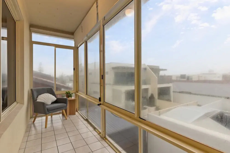 Beachside 2-bed Apartment With Balcony Views